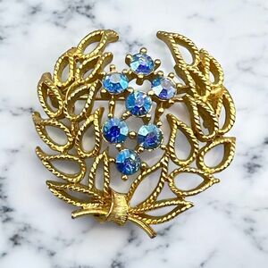 Vintage LISNER Laurel Wreath Brooch Pin Blue AB Rhinestone Gold Tone 60s Signed